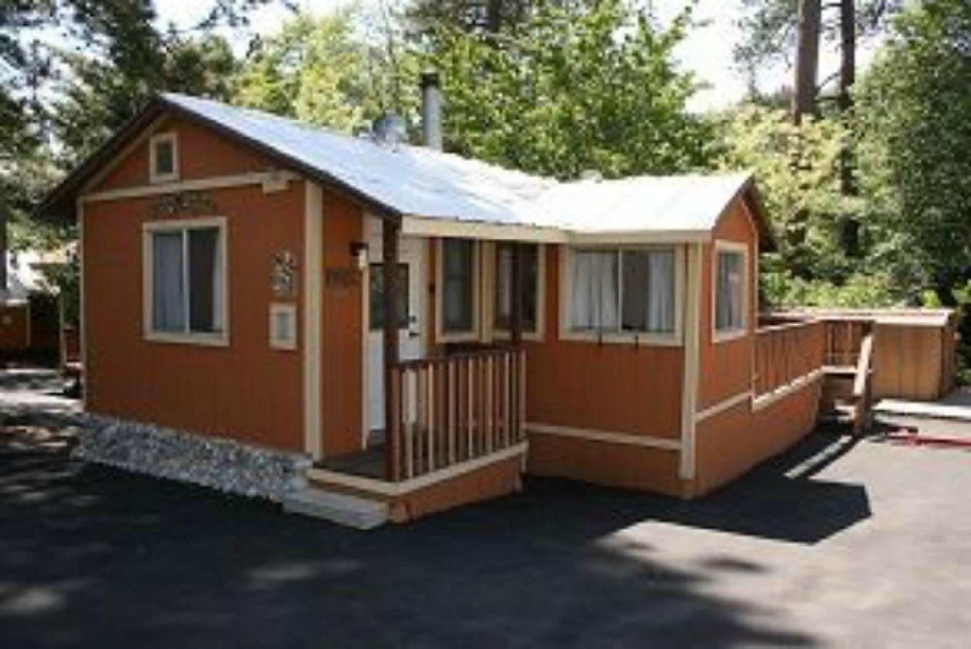 Sleepy Hollow Cabins And Hotel Crestline Exterior photo