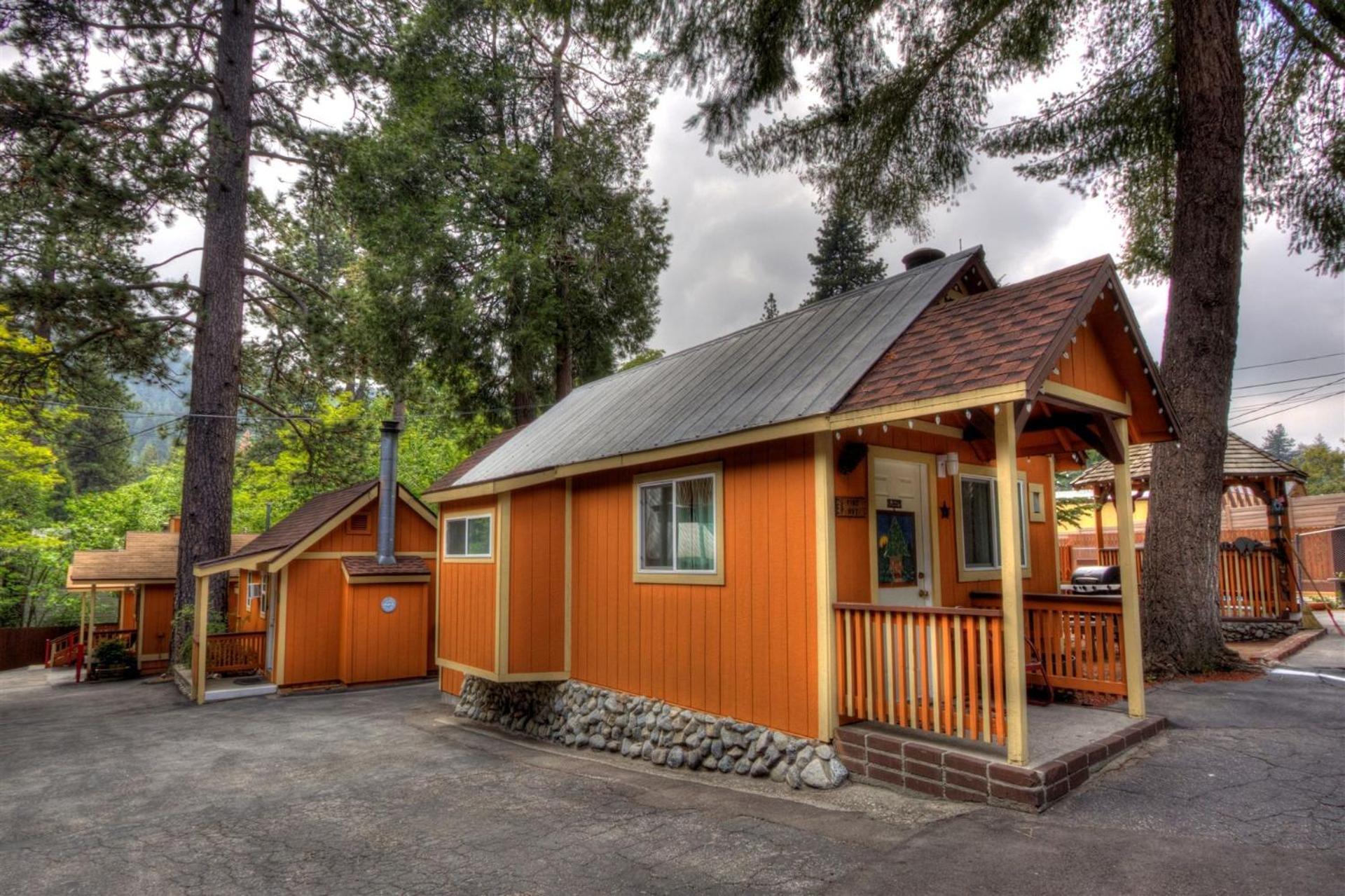 Sleepy Hollow Cabins And Hotel Crestline Exterior photo