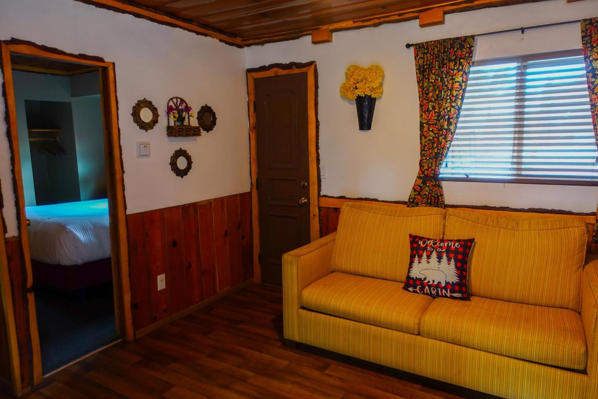 Sleepy Hollow Cabins And Hotel Crestline Exterior photo