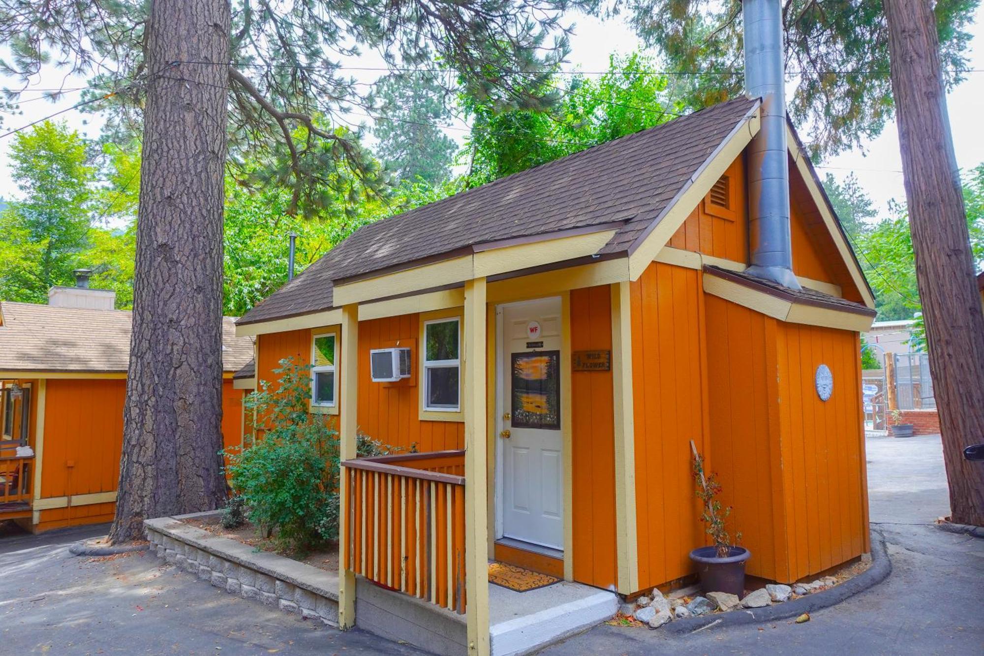 Sleepy Hollow Cabins And Hotel Crestline Exterior photo