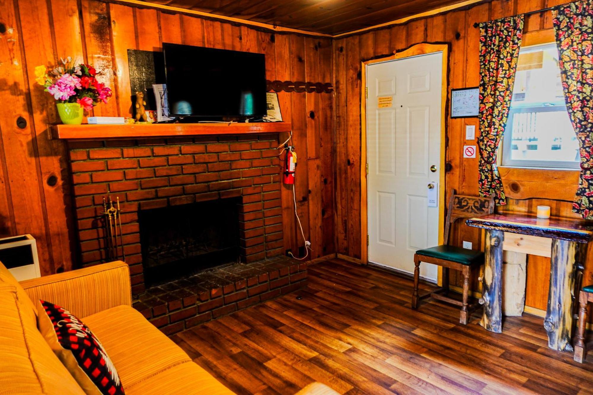Sleepy Hollow Cabins And Hotel Crestline Exterior photo