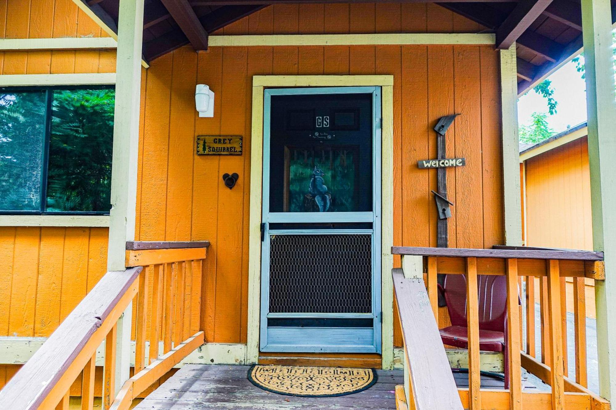 Sleepy Hollow Cabins And Hotel Crestline Exterior photo