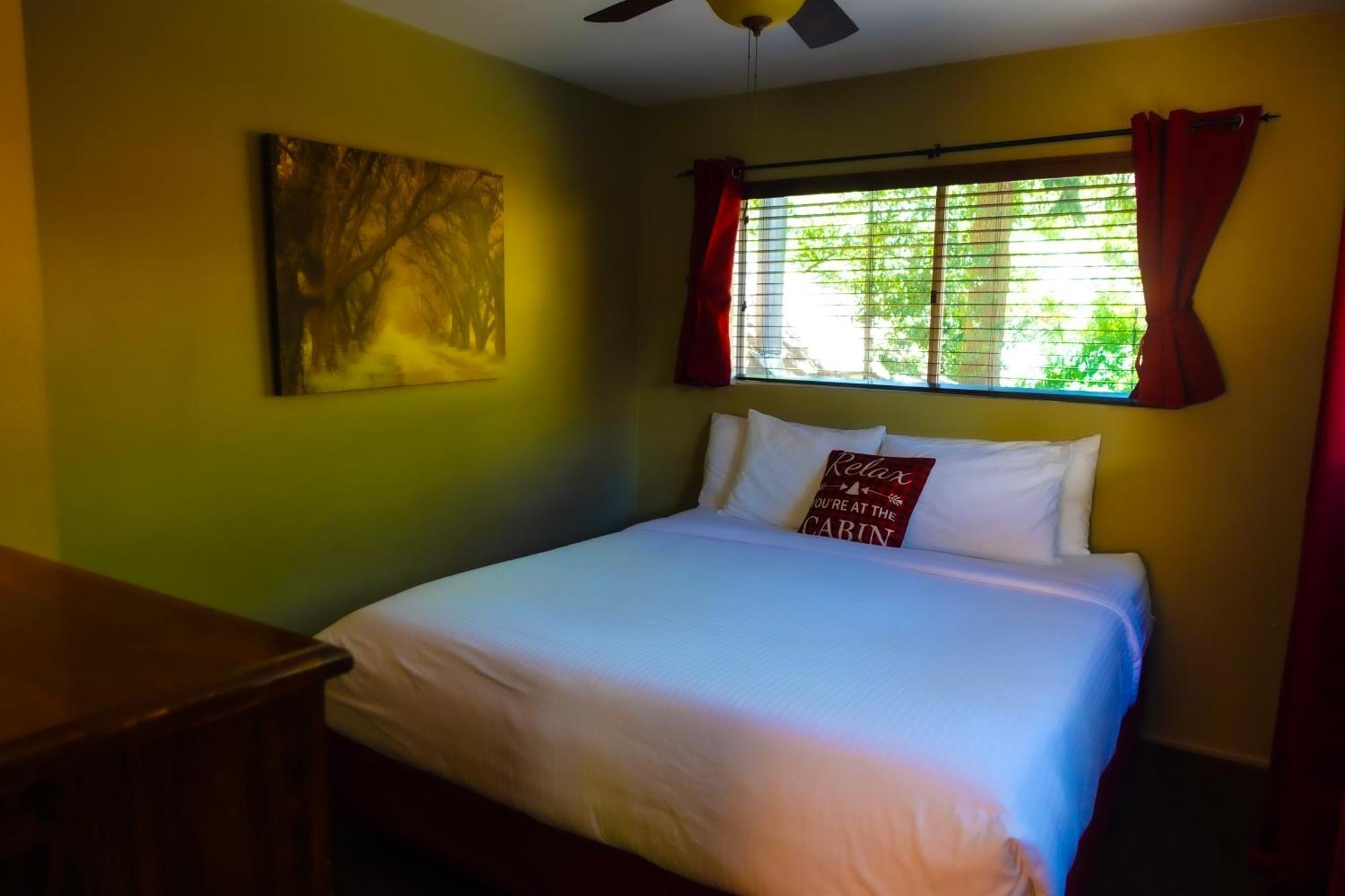 Sleepy Hollow Cabins And Hotel Crestline Exterior photo