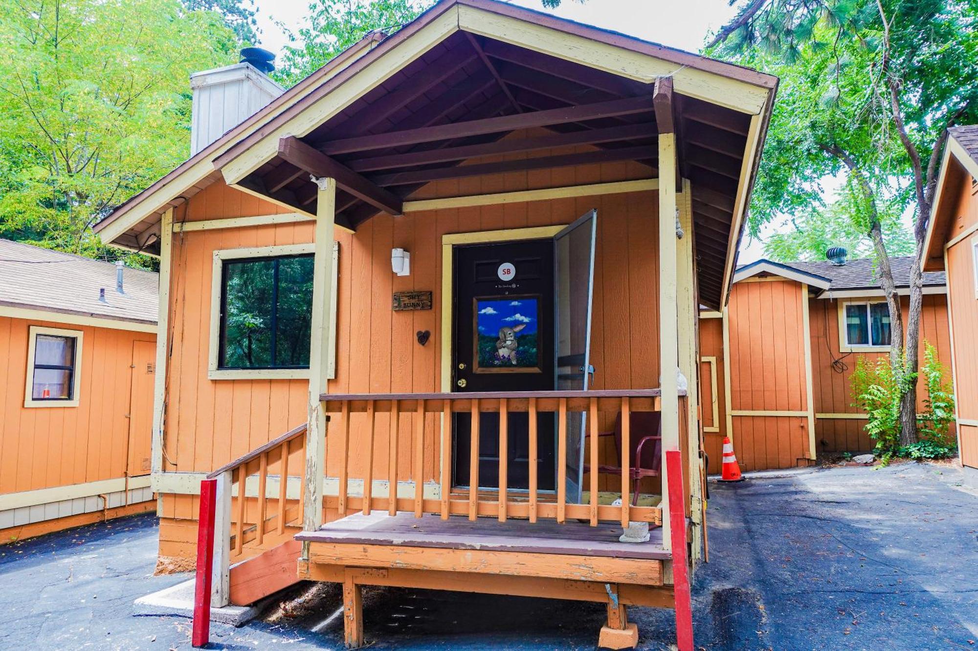 Sleepy Hollow Cabins And Hotel Crestline Exterior photo