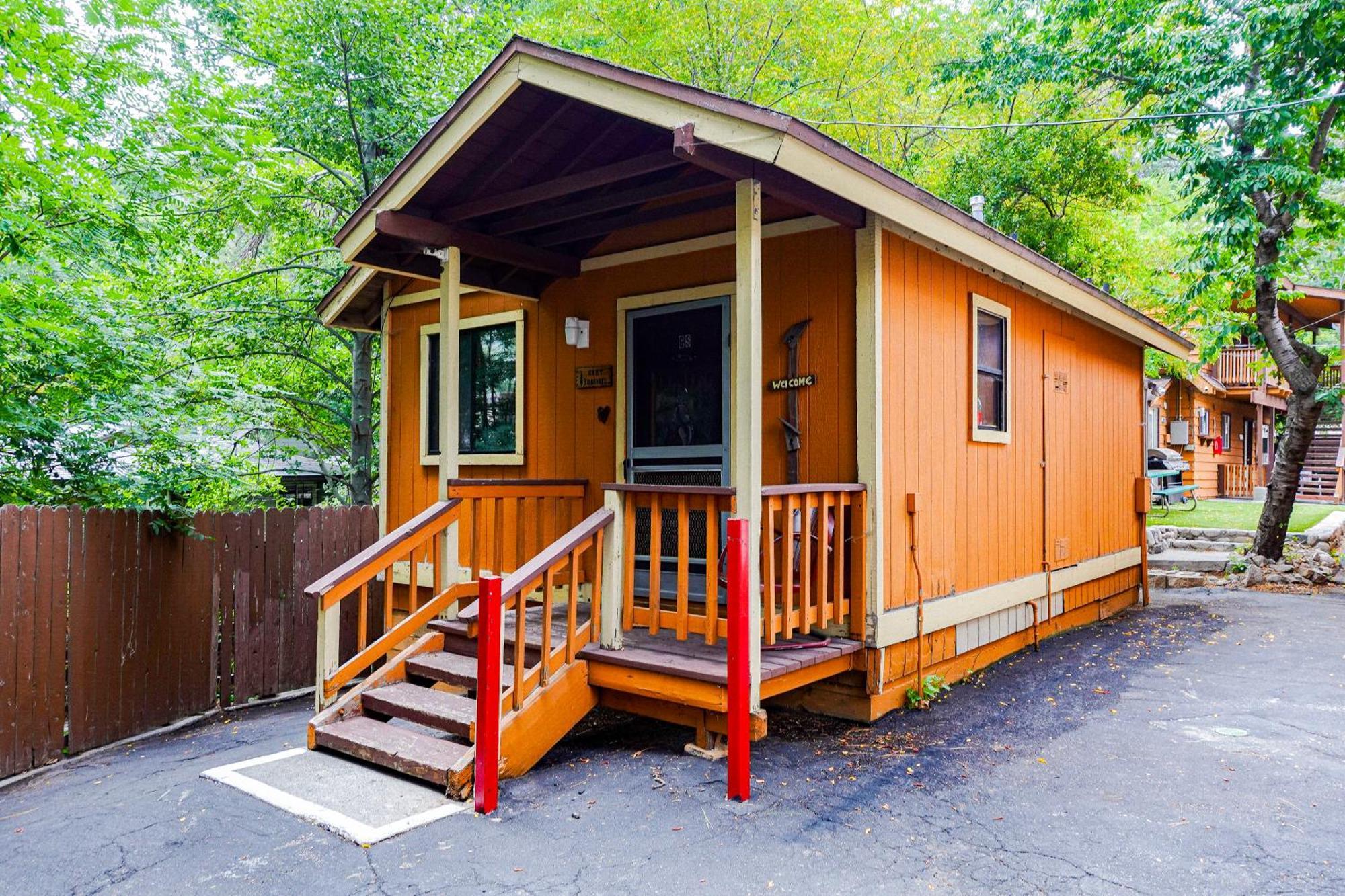 Sleepy Hollow Cabins And Hotel Crestline Exterior photo