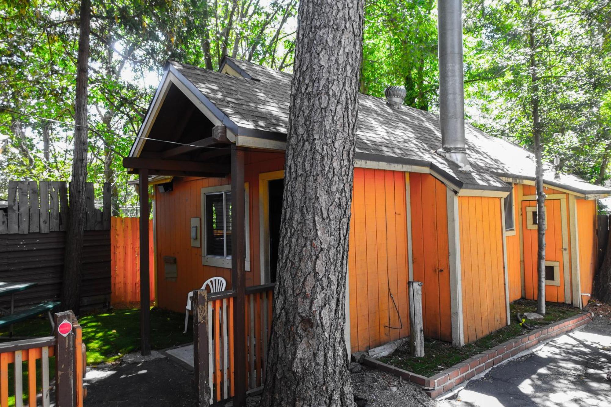 Sleepy Hollow Cabins And Hotel Crestline Exterior photo