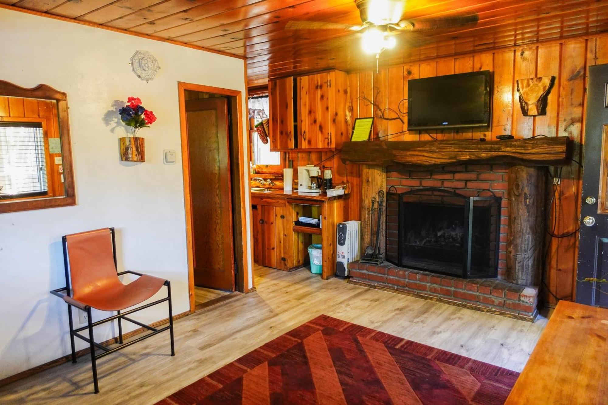 Sleepy Hollow Cabins And Hotel Crestline Exterior photo