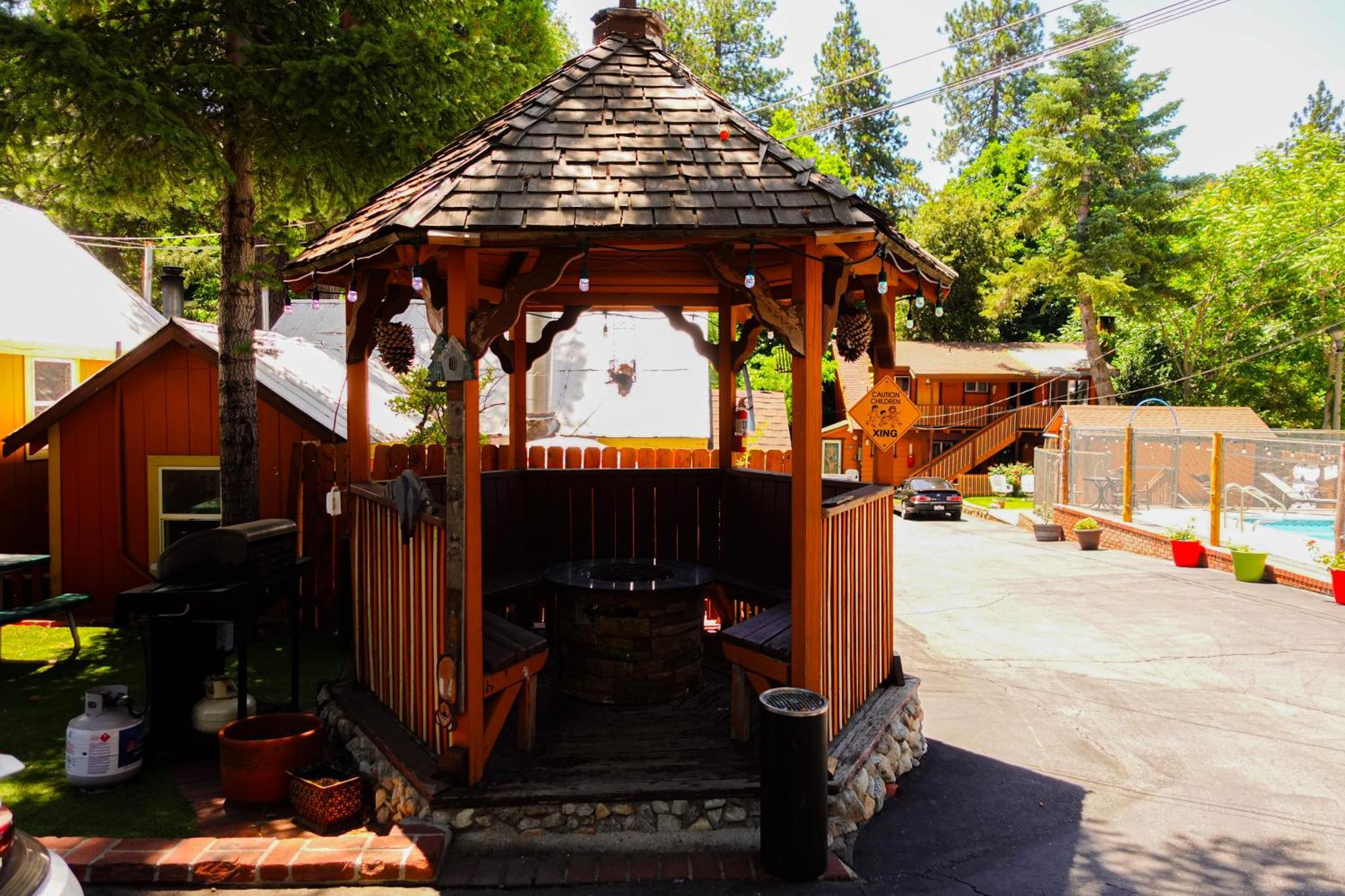 Sleepy Hollow Cabins And Hotel Crestline Exterior photo