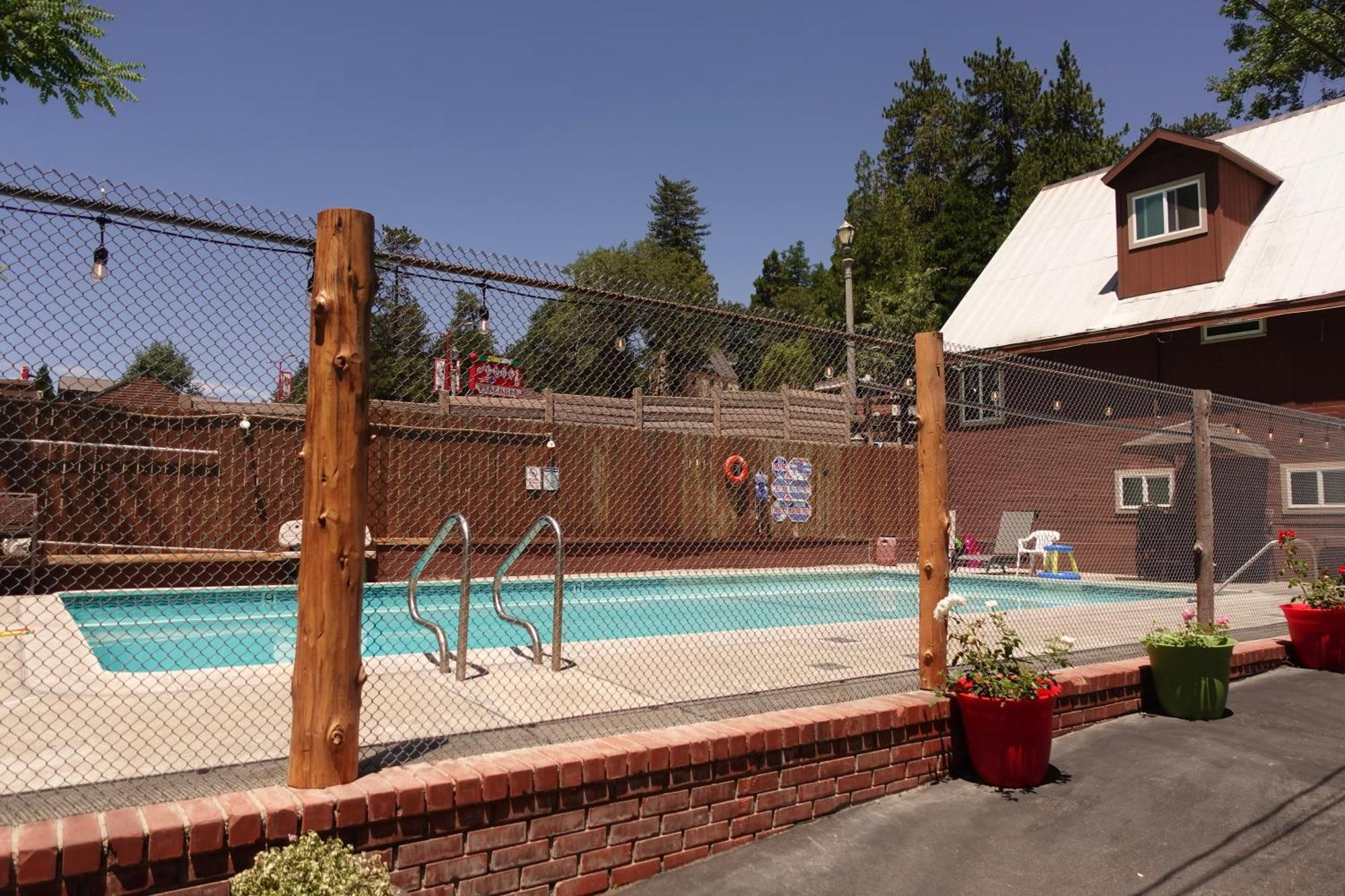Sleepy Hollow Cabins And Hotel Crestline Exterior photo